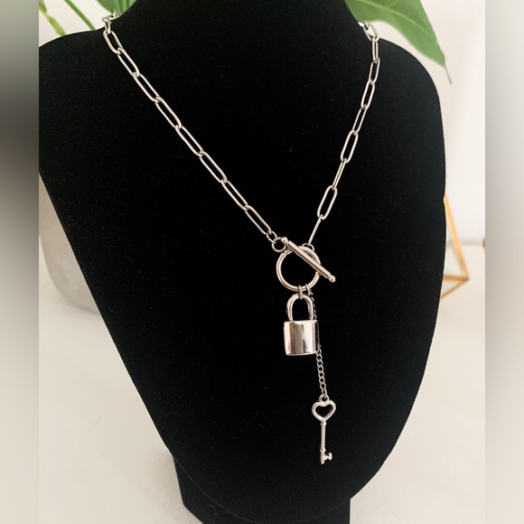 Stainless steel paperclip heart lock necklace - Picture 3 of 5